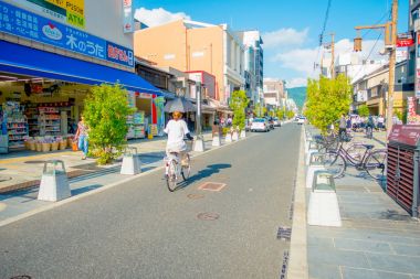 Nara, Japonya - 26 Temmuz 2017: Bisiklet ve yürüyüş sokakları ve ziyaret alışveriş alanında Nara, Japonya, kimliği belirsiz kişi. Nara bir Japonya'nın eski başkenti şehir olduğunu. Günümüzde yaşadığı büyük bir şehir olduğunu