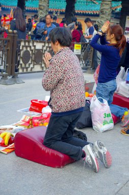 Hong Kong, Çin - 22 Ocak 2017: Kişilik tutan kalabalık bir ellerini bir tütsü sopa ve Wong Tai Sin Budist tapınağı içinde dua dua, Hong Kong, Çin