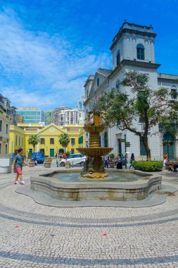 Makao, Çin - 11 Mayıs 2017: city center of Macau Çin bir muhteşem mavi gökyüzünde lavabo ve deniz atları ile güzel bir parklarda dolaşan bir kimliği belirsiz kişi güzel gün