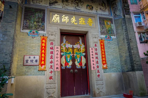 HONG KONG, CHINA - JANUARY 26, 2017: Lo pan Temple located in Kennedy Town, Hong Kong Island, Hong Kong dedicated to Lo Pan the patron saint of Chinese builders and contractors — Stock Photo, Image