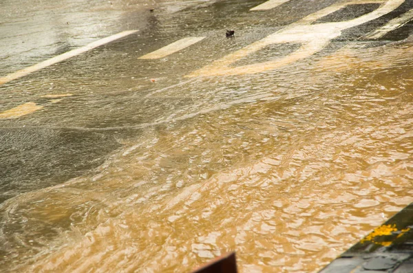 QUITO, ECUADOR - 20 DE SEPTIEMBRE DE 2016: Primer plano de una carretera inundada en la ciudad de Quito después de una fuerte lluvia —  Fotos de Stock