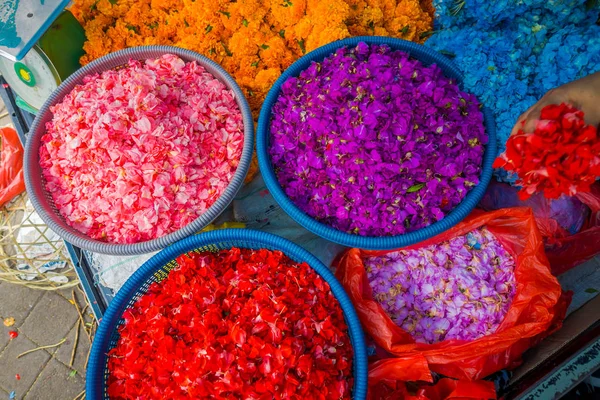 BALI, INDONESIA - MARCH 08, 2017: Outdoor Bali flower market. Flowers are used daily by Balinese Hindus as symbolic offerings at temples, inside of colorful baskets — Stock Photo, Image