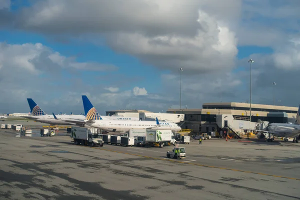 SAN FRANCISCO, CALIFORNIA - 13 DE ABRIL DE 2014: Aviones de United Airlines en la Terminal 3 del Aeropuerto Internacional de San Francisco . — Foto de Stock