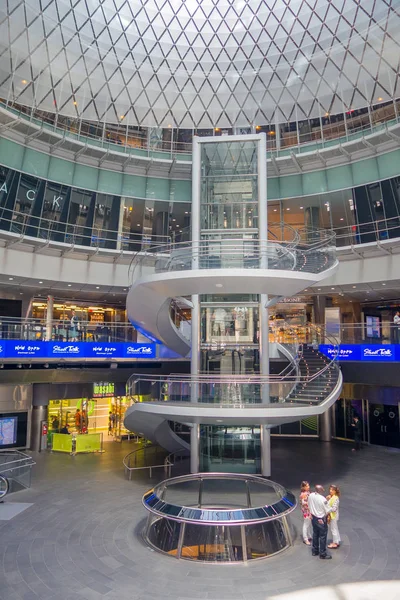 NOVA IORQUE, EUA - MAIO 05, 2017: Design de interiores do Fulton Center revelado pela Metropolitan Transit Authority durante a cerimônia de abertura na Broadway em Manhattan — Fotografia de Stock