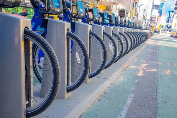 New York, Usa - 22 November, 2016: Stäng av cykeluthyrning på Times Square parkerade i rad på gatan i New York city Usa — Stockfoto