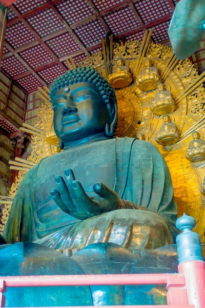 Нара, Япония - 26 июля 2017 года: Большая статуя Будды внутри Дайбуцудена в храме Тодай-дзи, Нара - Япония — стоковое фото
