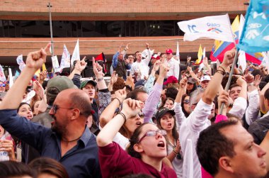 Quito, Ekvator - 7 Nisan 2016: Kalabalık olan Ekvador ve beyaz bayrak destekleyen Başkan adayı Guillermo Kement ve hükümet protesto anti sırasında gazeteciler kimliği belirsiz kişilerin