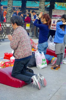 Hong Kong, Çin - 22 Ocak 2017: Kişilik tutan kalabalık bir ellerini bir tütsü sopa ve Wong Tai Sin Budist tapınağı içinde dua dua, Hong Kong, Çin