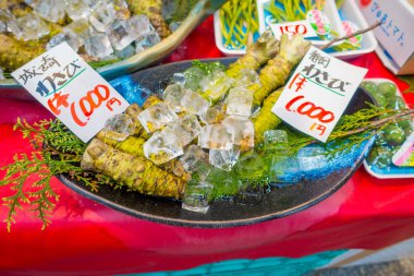 Osaka, Japonya - 18 Temmuz 2017: Taze wasabi kök Kuromon Ichiba Pazar, Nipponbashi, Osaka, Japonya, cadde boyunca satılmaktadır