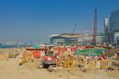 İskele, güneşli bir gün, farklı makinelerde Hong Kong, Çin ile Hong Kong, Çin - 26 Ocak 2017:Construction sitesi