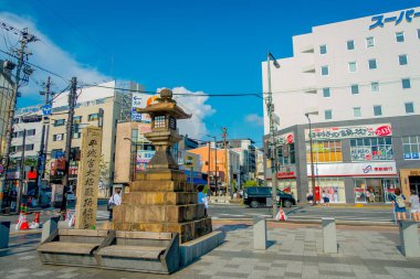 Nara, Japonya - 26 Temmuz 2017: Demir lamba ortada teras bulunan ve Todiji Tapınağı'nda turistlerin parlak gökyüzü gün, Nara, Japonya yakın çekim