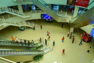 Makao, Çin - 11 Mayıs 2017: Macau Ferry terminal içinde yürüyüş bir Tanımlanamayan kişi