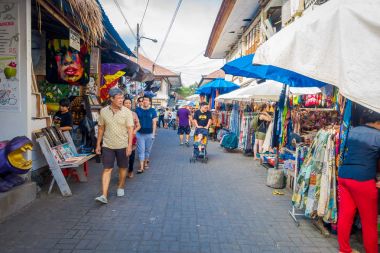 Bali, Endonezya - 16 Mart 2016: ticari piyasada yürüyüş ve Ubud Town Bali Adası Endonezya ana piyasa faaliyetlerinin ticaret tanımlanamayan kişi