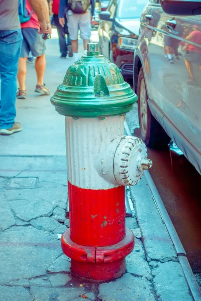 New York, Usa - 05 maj 2017: På gatorna i Manhattan New York och specifikt Litle Italien området med en brandpost med färgen på flaggan för Italien i New York Usa — Stockfoto