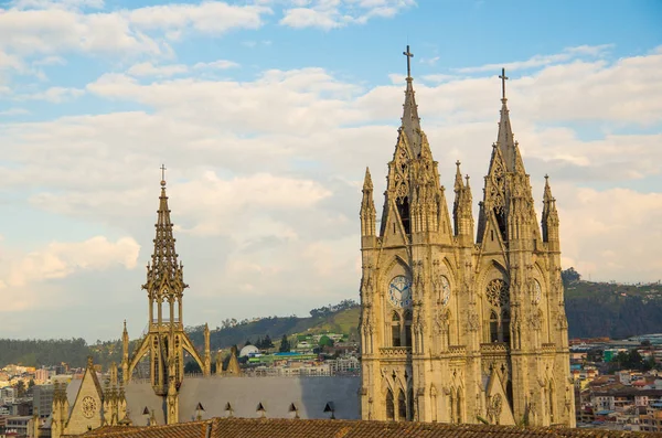 QUITO, ECUADOR- 23 MAGGIO 2017: Basilica del Voto Nazionale, una chiesa cattolica romana, Quito, Ecuador — Foto Stock