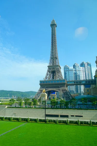 MACAU, CHINA- MAIO 11, 2017: Incrível e bela Torre Eiffel em Macau parisiense com um lindo céu azul num lindo dia — Fotografia de Stock