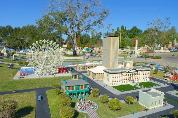 HOUSTON, EE.UU. - 12 DE ENERO DE 2017: Miniland USA está repleta de reproducciones inspiradoras, hechas con 20 millones de piezas de LEGO ciudades de todo el mundo, en Legoland, Carlsbad, CA — Foto de Stock