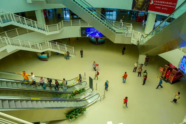 Makao, Çin - 11 Mayıs 2017: Macau Ferry terminal içinde yürüyüş bir Tanımlanamayan kişi