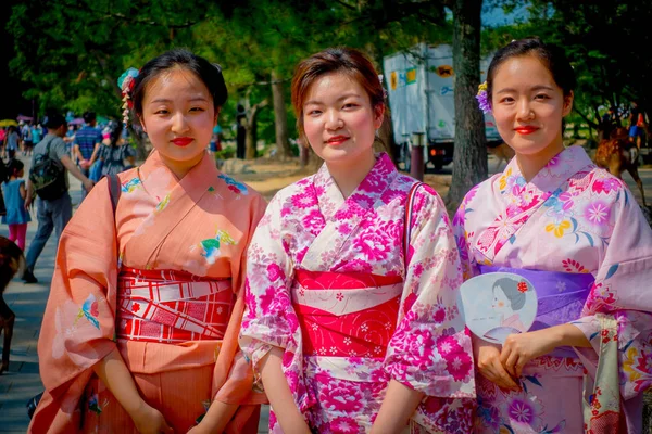 Nara, Japón - 26 de julio de 2017: Mujeres no identificadas posando para la cámara en el parque Nara, Japón. Nara es un importante destino turístico en Japón —  Fotos de Stock
