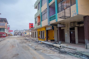 Manta, Ekvador - 11 Mayıs 2017: 7,8 Richter ölçeğinde tarafından 16th Nisan 2016, Güney Amerika, Manta Ekvador ölçme güçlü bir deprem sırasında bina kısmi yok