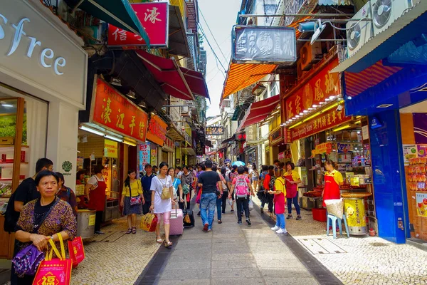 Makao, Çin - 11 Mayıs 2017: Macau, Ruins of St. Pauls, Macau bulunan, sokaklarında yürürken bir Tanımlanamayan kişi