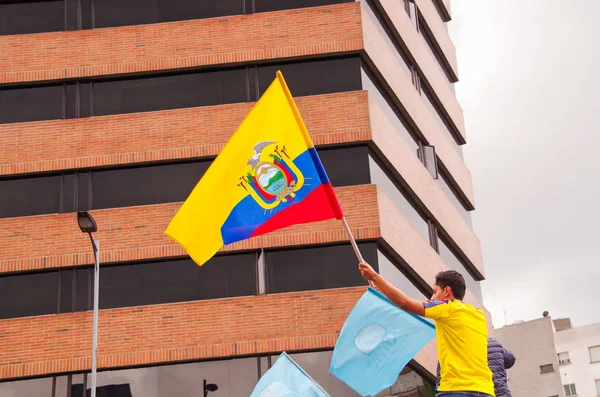 Quito, Ecuador - 7 de abril de 2016: Hombre no identificado con bandera ecuatoriana apoyando al candidato presidencial Guillermo Lasso, y periodistas durante protestas antigubernamentales en la avenida Shyris — Foto de Stock