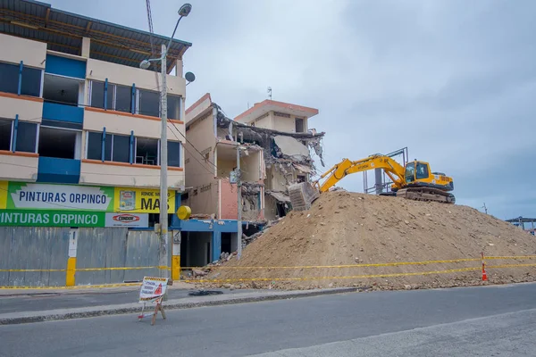 Manta, Ekvador - 11 Mayıs 2017: bir güç tarafından 16 Nisan 2016 deprem ölçme 7,8 Richter ölçeğine göre Güney Amerika, Manta Ekvador sırasında tahrip binalar dinlenirken kaldırma kürek