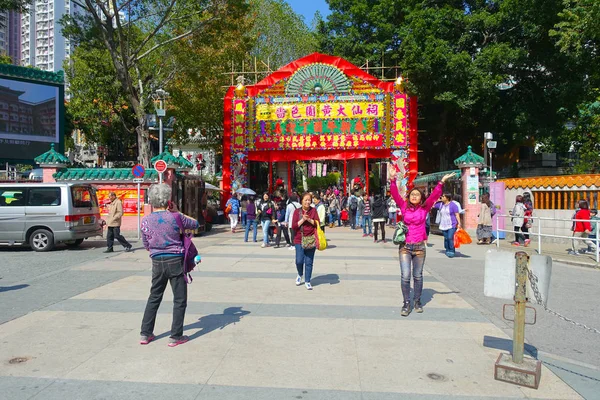 HONG KONG, CHINA - 22 DE ENERO DE 2017: Personas no identificadas caminando por la entrada del templo budista Wong Tai Sin para rezar, en Hong Kong, China — Foto de Stock