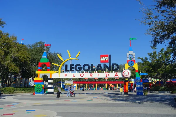 Houston, Usa - 12. ledna 2017: Legoland znaménko u hlavního vchodu do Legolandu s některými lidmi v enter. Legoland je zábavní park, založený na populární značku Lego stavební hračky — Stock fotografie
