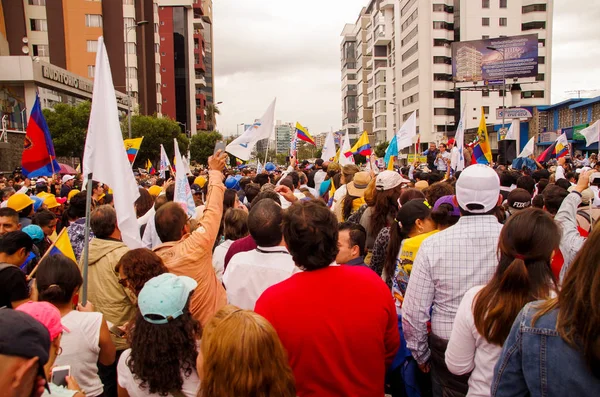 Quito, Ekvator - 7 Nisan 2016: Kalabalık olan Ekvador ve beyaz bayrak destekleyen Başkan adayı Guillermo Kement ve hükümet protesto anti sırasında gazeteciler kimliği belirsiz kişilerin