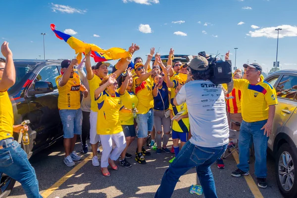 NUEVA YORK, EE.UU. - 22 DE NOVIEMBRE DE 2016: Aficionados ecuatorianos no identificados celebran la victoria de Ecuador fuera del Estadio Metlife después de un partido de fútbol en Nueva York — Foto de Stock