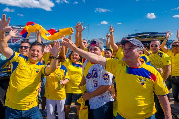 New York, ABD - 22 Kasım 2016: tanımlanamayan Ekvador fanlar futbol oyunu New York ABD'de sonra Ekvador Metlife stadyum dışında zaferini kutluyor