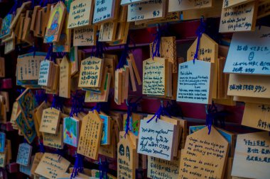 Hakone, Japonya - 02 Temmuz 2017: Ema Kiyomizu-dera Tapınağı'nda. Ema vardır hangi Shinto tapanların yazmak onların dua ya da dilek küçük ahşap plaket
