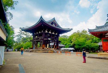 Nara, Japonya - 26 Temmuz 2017: Eski geleneksel mimari ve Nigatsu-do, Todai-ji Tapınağı, Nara sokakta