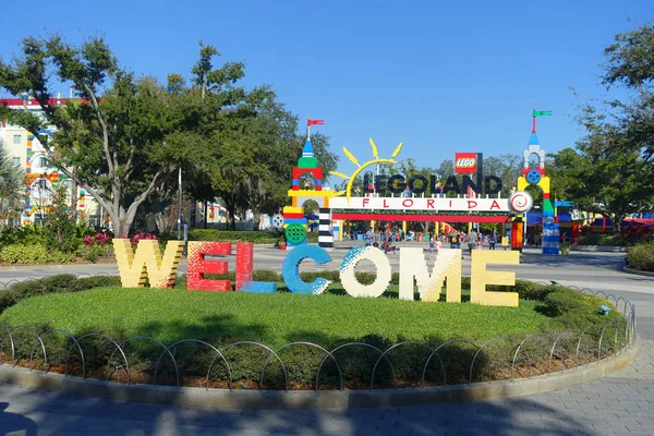 HOUSTON, EE.UU. - 12 DE ENERO DE 2017: Señal de bienvenida en la entrada principal de Legoland. Legoland es un parque temático basado en la popular marca LEGO de juguetes de construcción — Foto de Stock