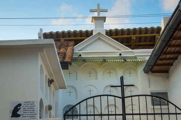 QUITO, ECUADOR- 23 DE MAYO DE 2017: Entrada al cementerio de San Antonio de Pichincha — Foto de Stock