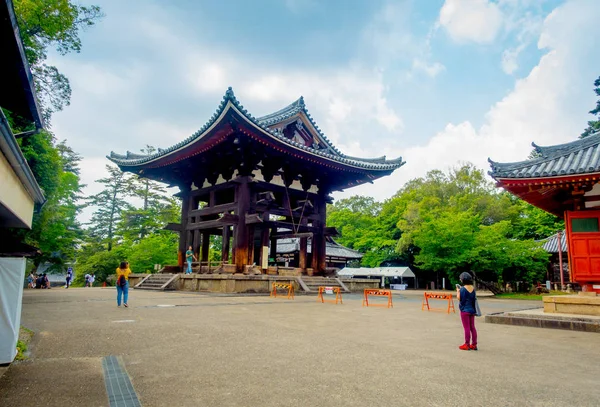 Nara, Japonya - 26 Temmuz 2017: Eski geleneksel mimari ve Nigatsu-do, Todai-ji Tapınağı, Nara sokakta