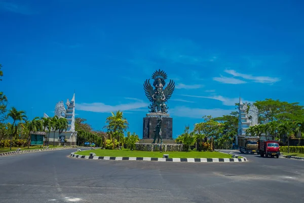 BALI, INDONESIA - 08 marzo 2017: Statua in pietra nel centro di Denpasar, Bali, Indonesia — Foto Stock