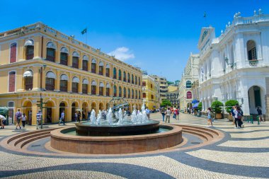 Makao, Çin - 11 Mayıs 2017: güzel parklar ile lavabo içinde şehir merkezi Macau Çin bir muhteşem mavi gökyüzünde dolaşan bir kimliği belirsiz kişi güzel gün
