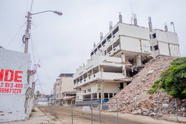 Manta, Ekvador - 11 Mayıs 2017: 7,8 Richter ölçeği Güney Amerika tarafından 16th Nisan 2016, ölçme güçlü bir deprem sırasında tamamen yok edilmiş bir binanın yanındaki bina kısmi yok