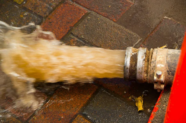 QUITO, ECUADOR - 20 SETTEMBRE 2016: Primo piano di un impianto di pompaggio dell'acqua da una strada allagata nella città di Quito dopo una forte pioggia — Foto Stock