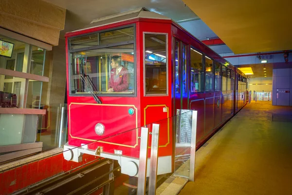 HONG KONG, CINA - GENNAIO 22, 2017: Un Peak Tram guida all'interno della fermata dell'autobus a Peak Tram, è una funicolare a Hong Kong, che trasporta sia i turisti che i residenti ai livelli superiori di — Foto Stock