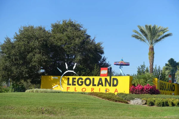 HOUSTON, EUA - JANEIRO 12, 2017: Legoland assine na entrada principal da Legolândia. Legoland é um parque temático baseado na popular marca LEGO de brinquedos de construção — Fotografia de Stock
