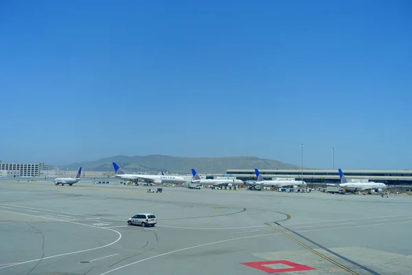 SAN FRANCISCO, CALIFORNIA - 11 DE MAYO DE 2017: Aviones de United Airlines en la Terminal del Aeropuerto Internacional de San Francisco en un día soleado —  Fotos de Stock