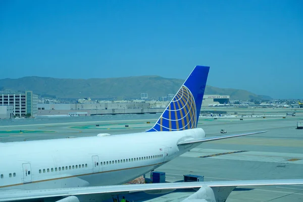 SAN FRANCISCO, CALIFORNIA - 11 DE MAYO DE 2017: Aviones de United Airlines en la Terminal del Aeropuerto Internacional de San Francisco — Foto de Stock