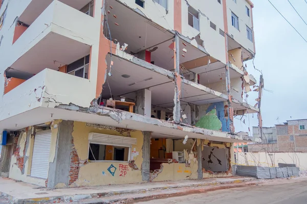 MANTA, ECUADOR - 11 DE MAYO DE 2017: Edificio parcialmente destruido durante un fuerte terremoto de 7.8 grados en la escala Richter por el 16 de abril de 2016, Sudamérica, Manta Ecuador —  Fotos de Stock