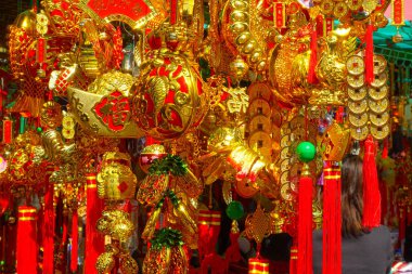 Hong Kong, Çin - 22 Ocak 2017: Wong Tai Sin Budist tapınağı dua, Hong Kong, Çin için enter, renkli hediyeler