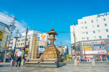 Nara, Japonya - 26 Temmuz 2017: Demir lamba ortada teras bulunan ve Todiji Tapınağı'nda turistlerin parlak gökyüzü gün, Nara, Japonya yakın çekim