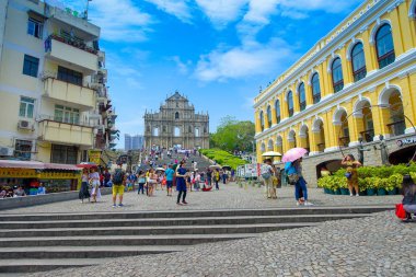 Makao, Çin - 11 Mayıs 2017: kimliği belirsiz bir kişi, etrafta dolaşan St. Paul Katedrali kalıntıları, 1582 1602 Cizvitler tarafından inşa edilmiş, bir tayfun 1835 yılında sırasında bir yangın tarafından tahrip edildi