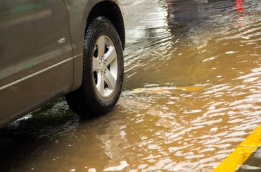 Quito, Ekvator - 20 Eylül 2016: Quito şehirde su dolu bir yolda sürme bir araba kapat